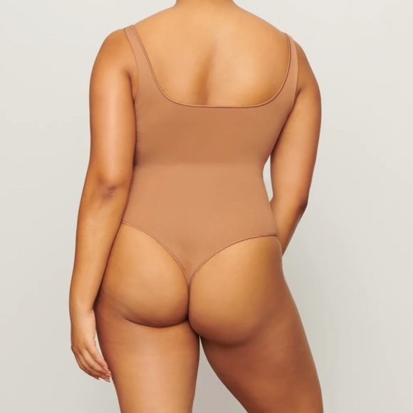 SKIMS ESSENTIAL SCOOP NECK BODYSUIT - Picture 4 of 5